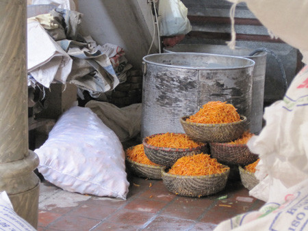 Nhân bánh cà rốt để cạnh nhà vệ sinh ở làng bánh kẹo Xuân Đỉnh