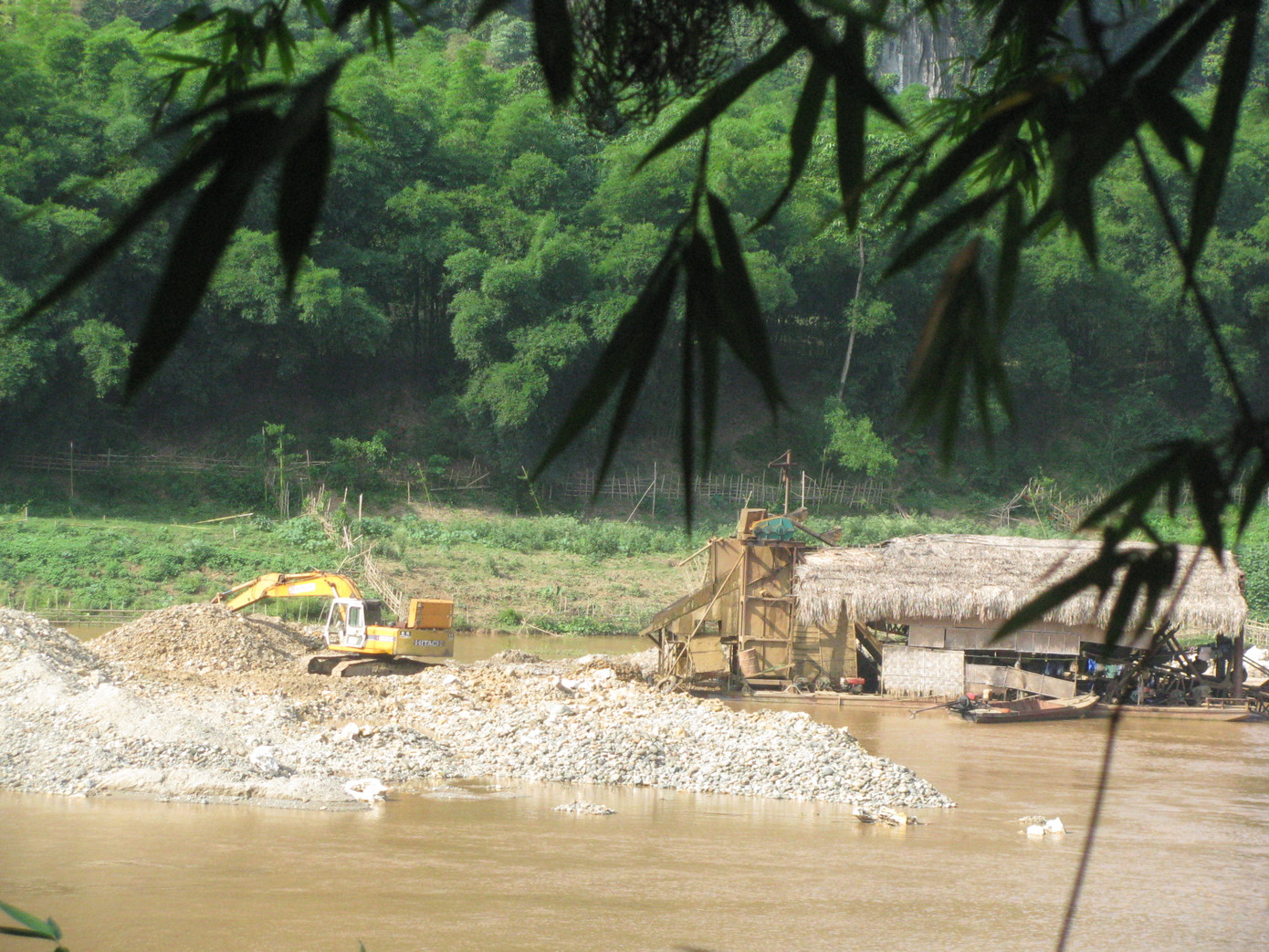 Có tới 5 máy khai thác vàng trên khoảng 5 km sông Mã
