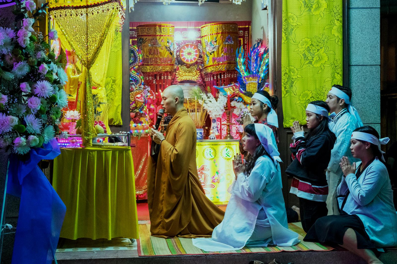 Đám tang cung cấp cho phim những khuôn hình đầy màu sắc