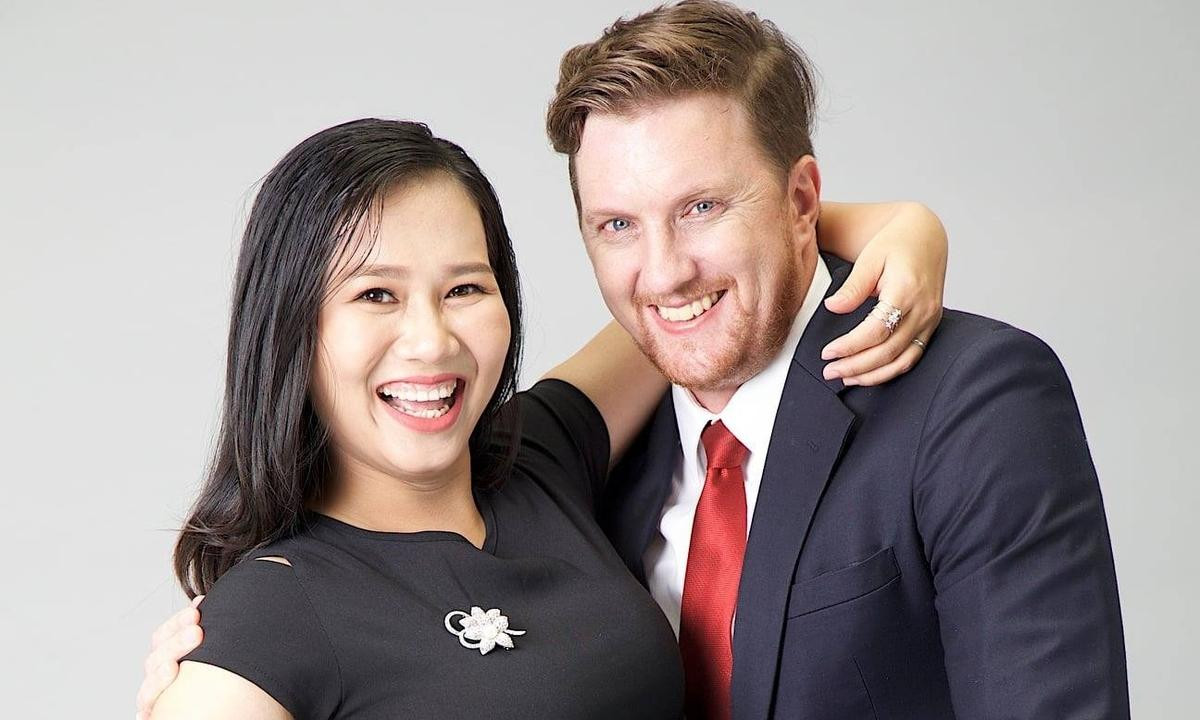 Đạo diễn Aaron Carter:"Tôi coi mình là người Việt Nam rồi chứ không phải một người nước ngoài đến Việt Nam làm phim nữa. Nghệ sĩ ở đâu thì sẽ kể câu chuyện ở đó. Tôi tuy sinh ra ở Mỹ, nhưng bây giờ bảo tôi kể một câu chuyện ở Mỹ thì tôi không làm được vì không có va chạm, không có cảm xúc. Tôi nghĩ con người dù đến từ đâu cũng có khả năng thấu hiểu lẫn nhau, đó cũng là vai trò của người nghệ sĩ, làm sao mở được tâm hồn của những người này để người khác có thể nhìn vào. Ví dụ người miền Bắc khi nhìn vào văn hóa miền Nam có nhiều thứ không hiểu, thấy lạ. Mục tiêu của nghệ thuật là kết nối người với người".