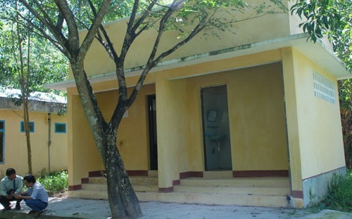 Nhà vệ sinh chỉ hơn 29 m2 tại Trường THCS Long Hiệp nhưng có tổng số vốn đầu tư lên tới gần 600 triệu đồng. Ảnh: Tuổi Trẻ.