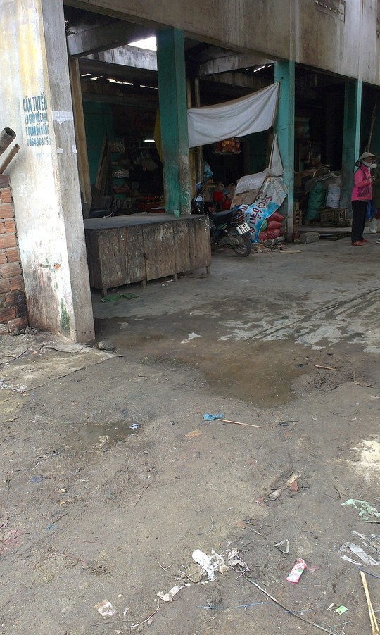 Một phụ nữ tự thiêu giữa chợ ảnh 1