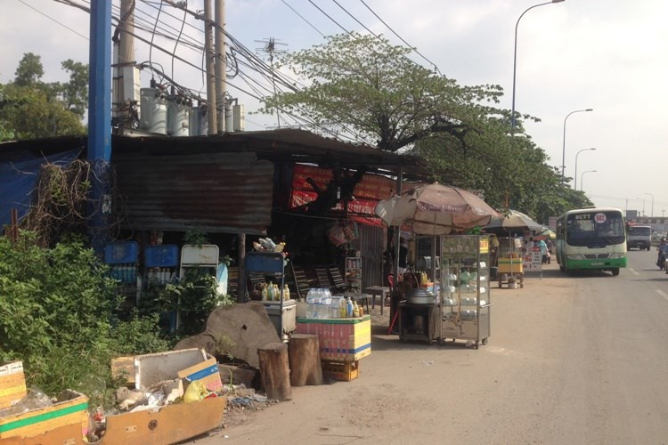 Trước tình hình trên, Phó chủ tịch UBND TPHCM Nguyễn Hữu Tín vừa chỉ đạo các sở, ngành liên quan có trách nhiệm hỗ trợ, phối hợp chặt chẻ với UBND quận Thủ Đức và UBND thị xã Dĩ An (tỉnh Bình Dương, địa bàn có 4 tổ chức và 1 hộ dân chưa giải tỏa) tìm mọi biện pháp giải phóng và bàn giao mặt bằng cho các nhà thầu trong tháng 12/2013