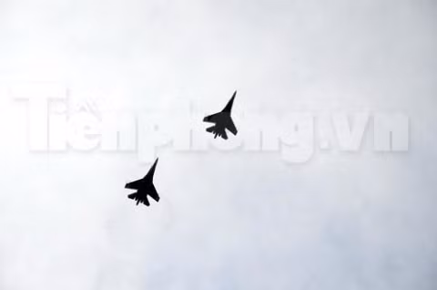Tiêm kích SU-27 từ lâu đã nằm trong biên chế không quân Việt Nam Tiêm kích đánh chặn SU-27 hùng dũng lướt trên vùng trời tổ quốc