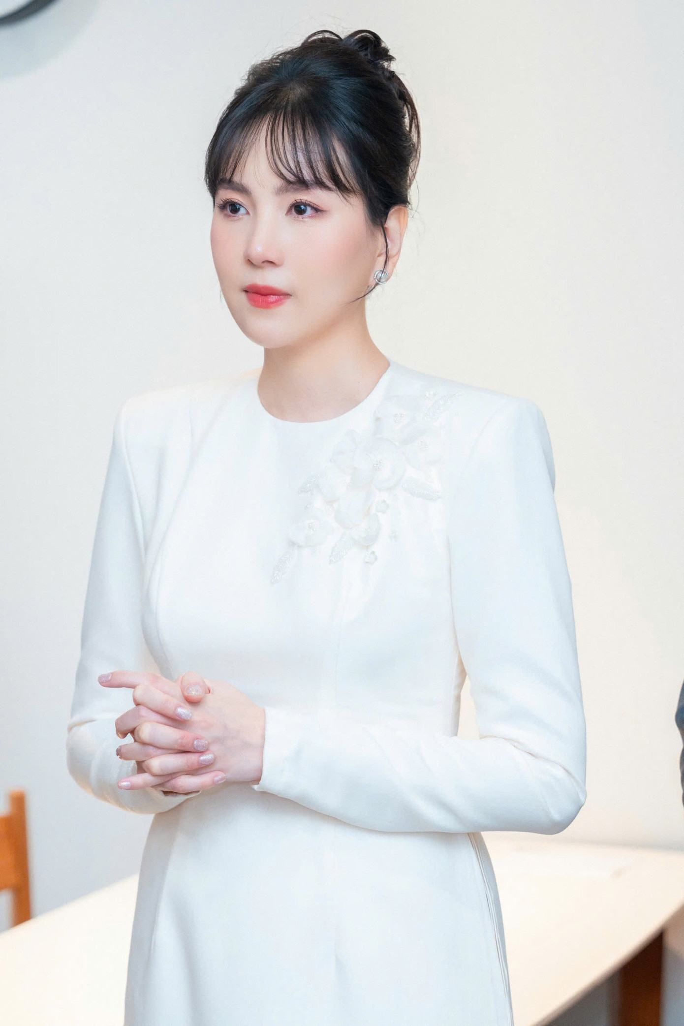 Mai Ngọc tất bật đón khách trong lễ dạm ngõ. Chồng của Mai Ngọc kém cô hai tuổi, kinh doanh trong lĩnh vực nhà hàng, tổ chức tiệc cưới có tiếng ở Bắc Giang. Đến nay, Mai Ngọc vẫn chưa hé lộ mặt của chồng mới trên truyền thông.