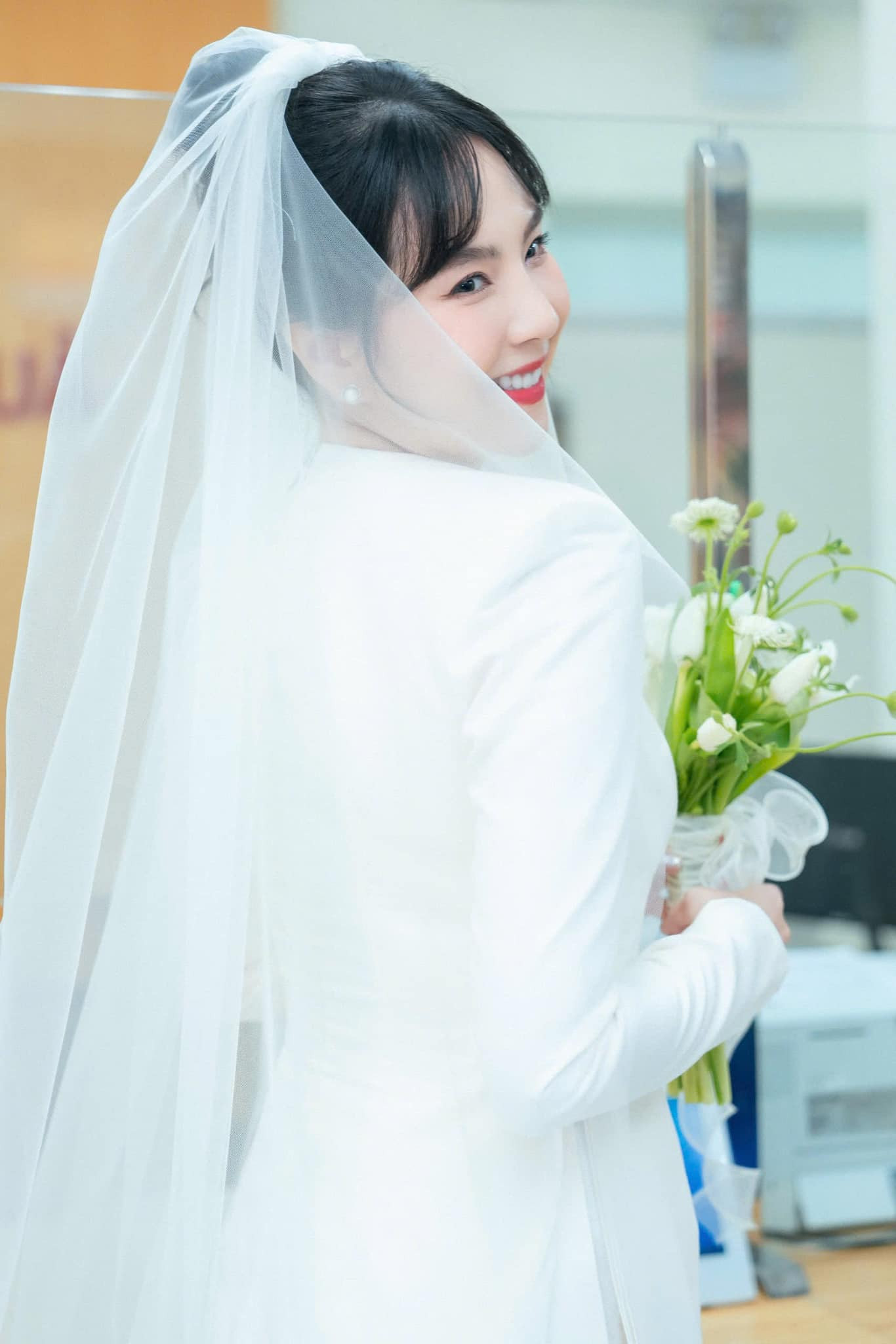 Sau khi hé lộ loạt ảnh dạm ngõ, sáng 31/12, Mai Ngọc tiếp tục đăng tải những hình ảnh trong lễ đăng ký kết hôn. Người đẹp nhận được nhiều lời chúc phúc từ khán giả.