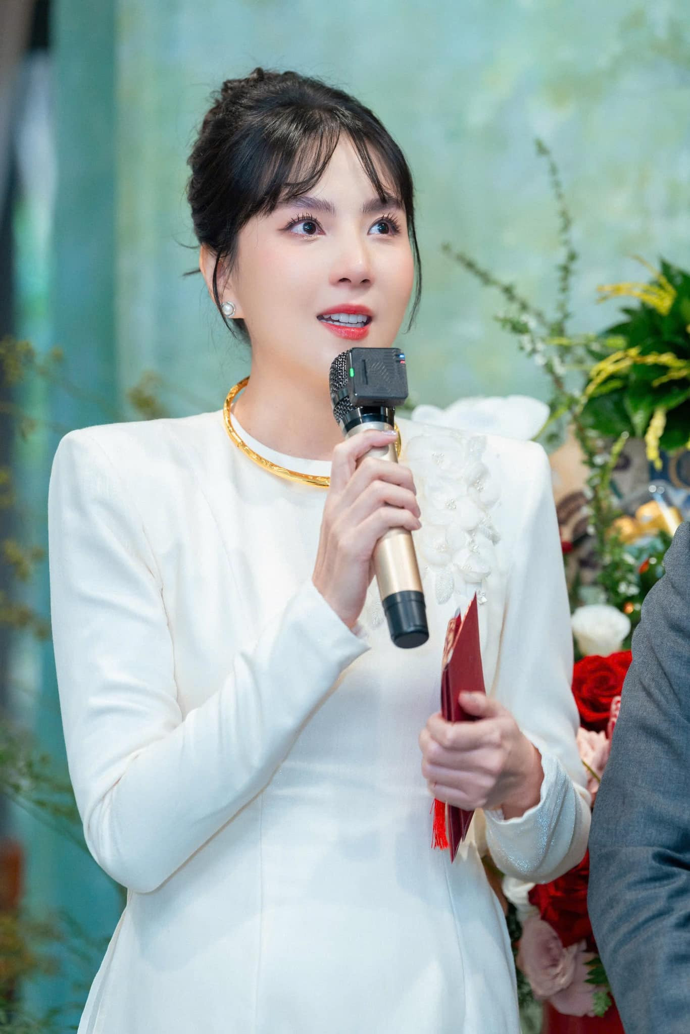 Mai Ngọc xúc động, bật khóc trong lễ dạm ngõ. Sau nhiều sóng gió, người đẹp tìm được hạnh phúc mới bên người chồng thứ hai. “Là người phụ nữ ở độ tuổi U40, trải qua biến cố, tôi muốn giữ nhiều hơn sự riêng tư trong chuyện tình cảm. Nên đến hôm nay vừa là sinh nhật vừa là ngày cuối cùng của năm cũ, tôi mới xin phép được chia sẻ niềm vui của mình đến mọi người” - Mai Ngọc chia sẻ sau đám cưới.