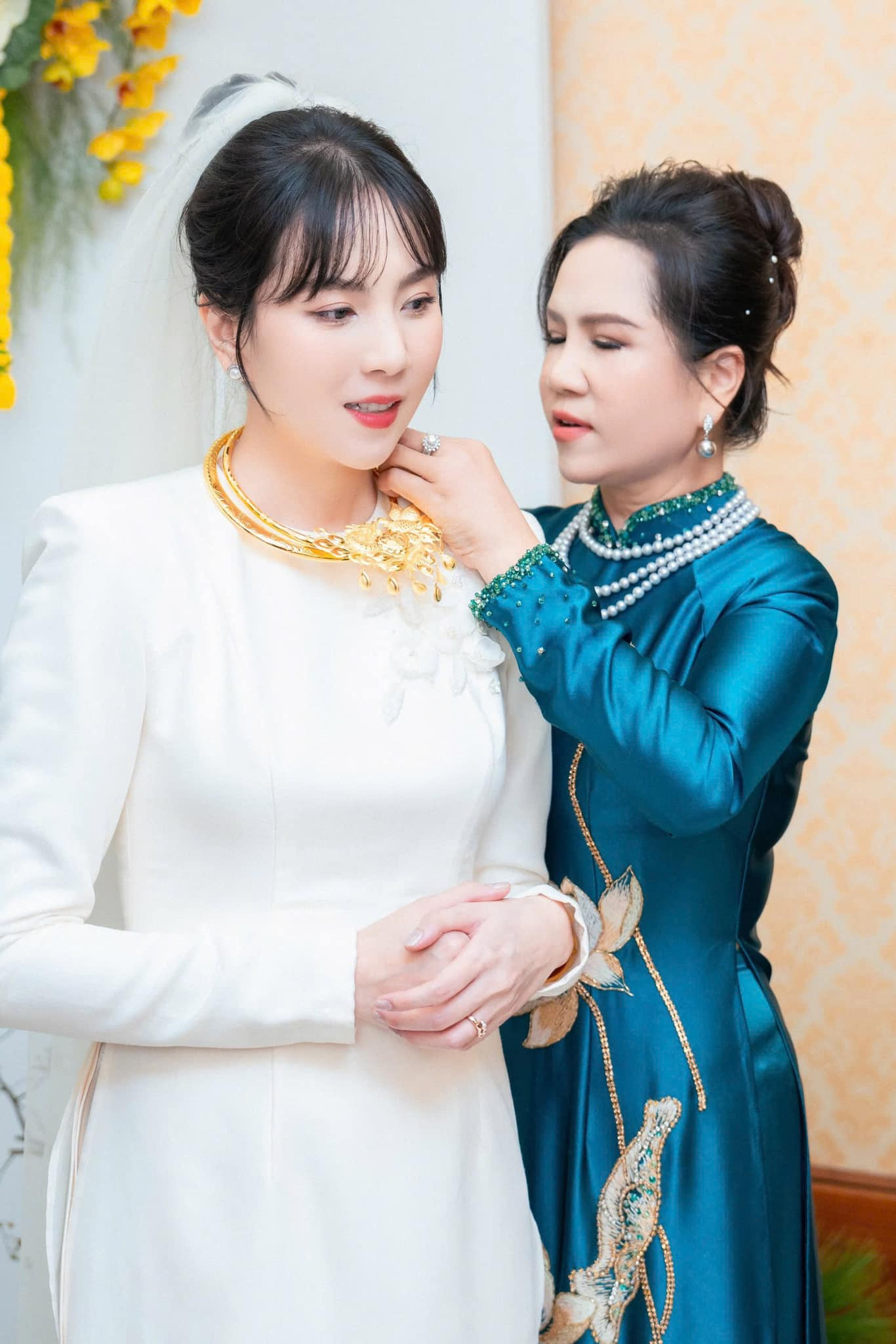 Mai Ngọc được mẹ chồng trao vàng, lì xì như một lời chào mừng dành cho con dâu mới.