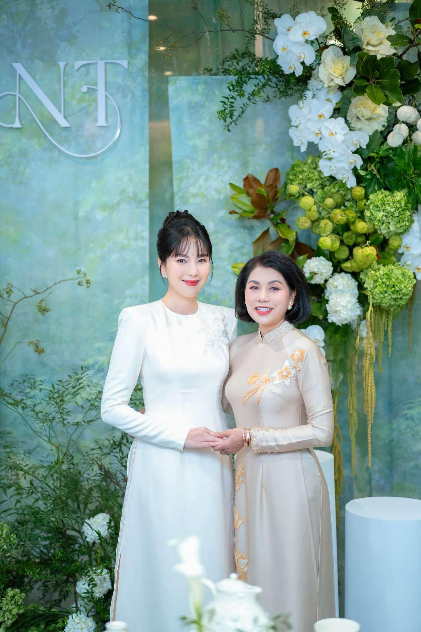 Mai Ngọc chụp cùng mẹ ruột và mẹ chồng trong lễ dạm ngõ. Sính lễ của người đẹp được trang trí lộng lẫy, cầu kỳ. Lễ dạm ngõ của Mai Ngọc diễn ra trong không khí riêng tư, ấm cúng chỉ có sự tham dự của gia đình hai bên cùng bạn bè thân thiết.