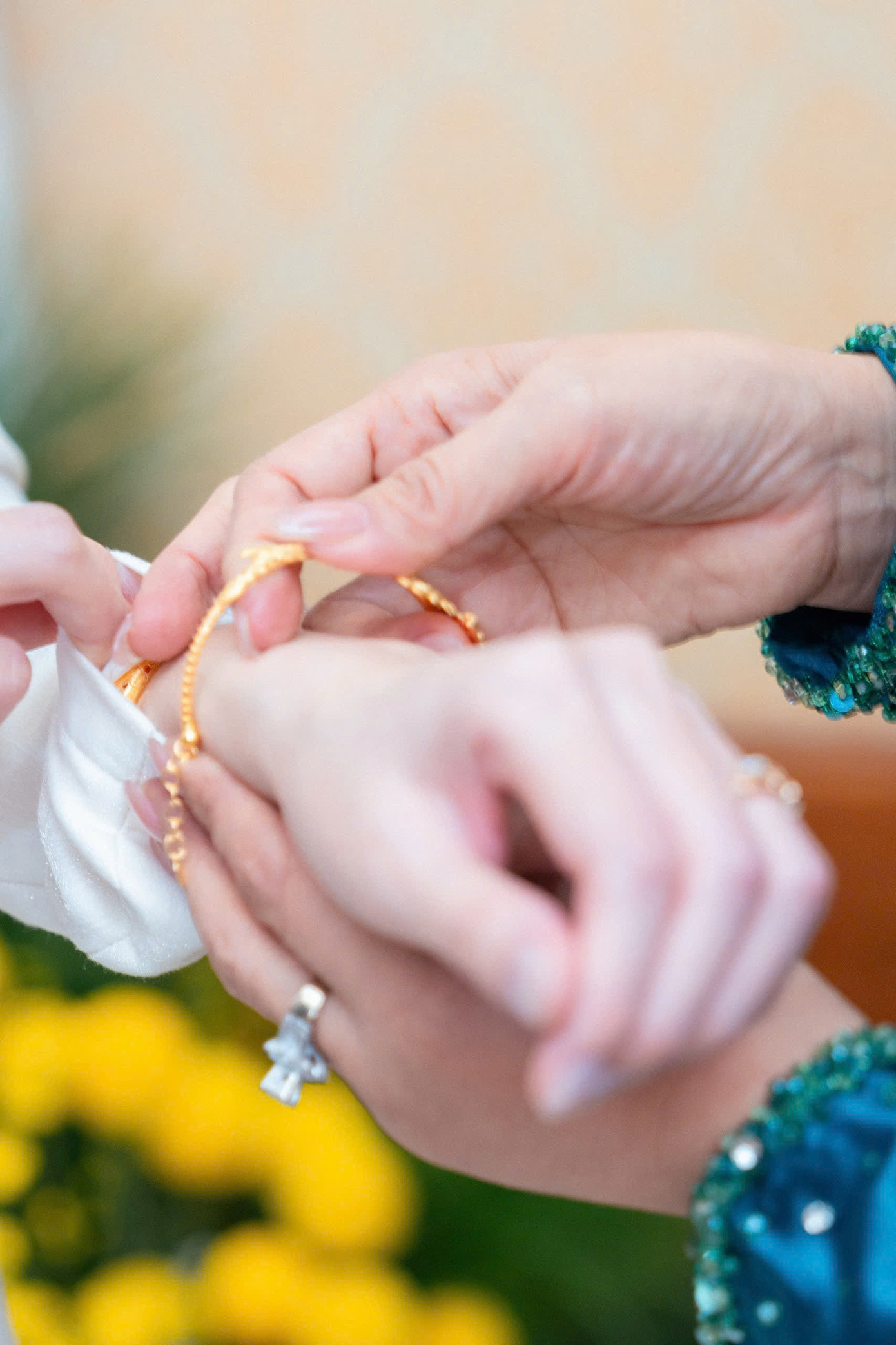 Sau khi hé lộ loạt ảnh dạm ngõ, sáng 31/12, Mai Ngọc tiếp tục đăng tải những hình ảnh trong lễ đăng ký kết hôn. Người đẹp nhận được nhiều lời chúc phúc từ khán giả.