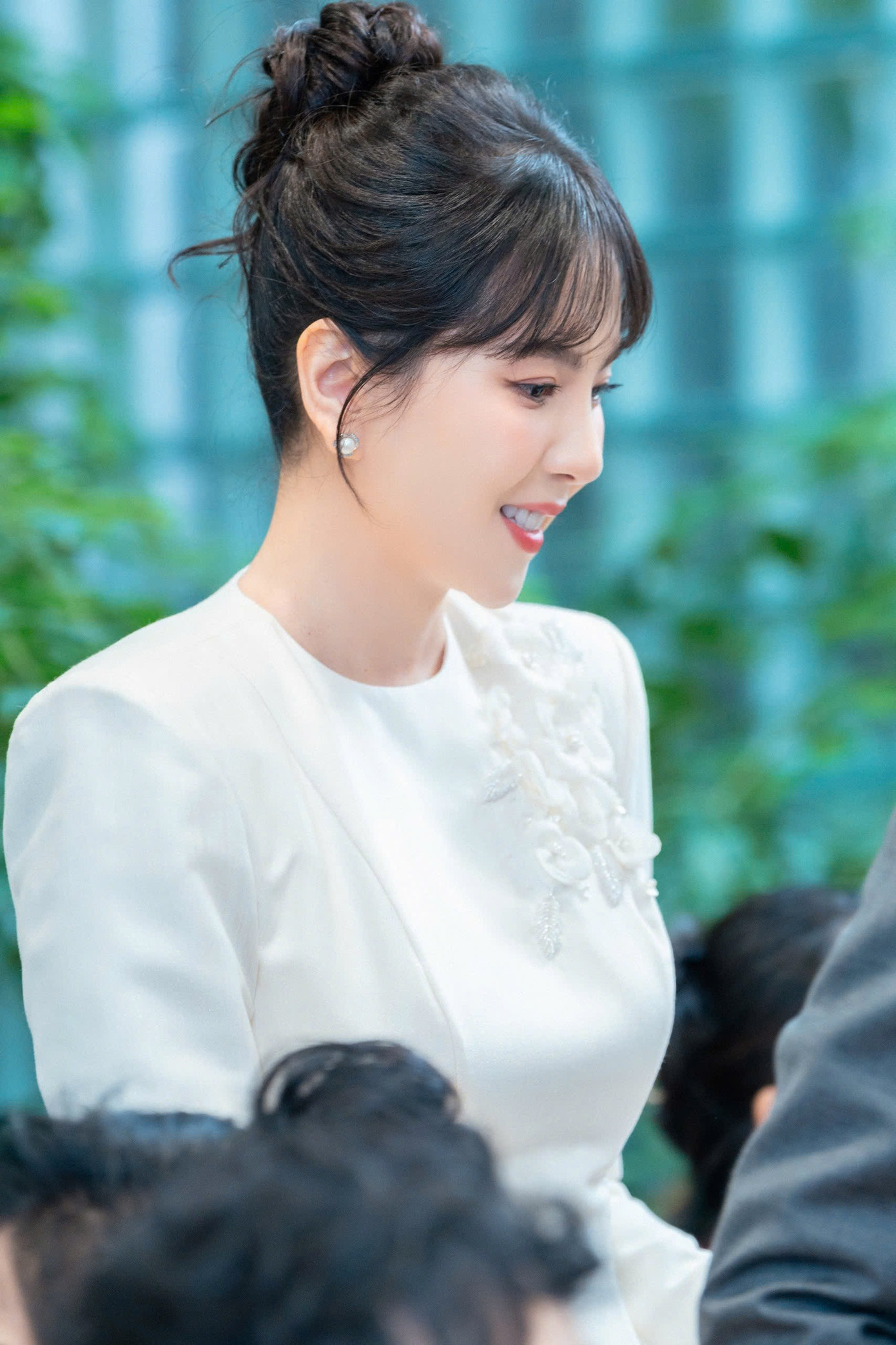 Mai Ngọc tất bật đón khách trong lễ dạm ngõ. Chồng của Mai Ngọc kém cô hai tuổi, kinh doanh trong lĩnh vực nhà hàng, tổ chức tiệc cưới có tiếng ở Bắc Giang. Đến nay, Mai Ngọc vẫn chưa hé lộ mặt của chồng mới trên truyền thông.