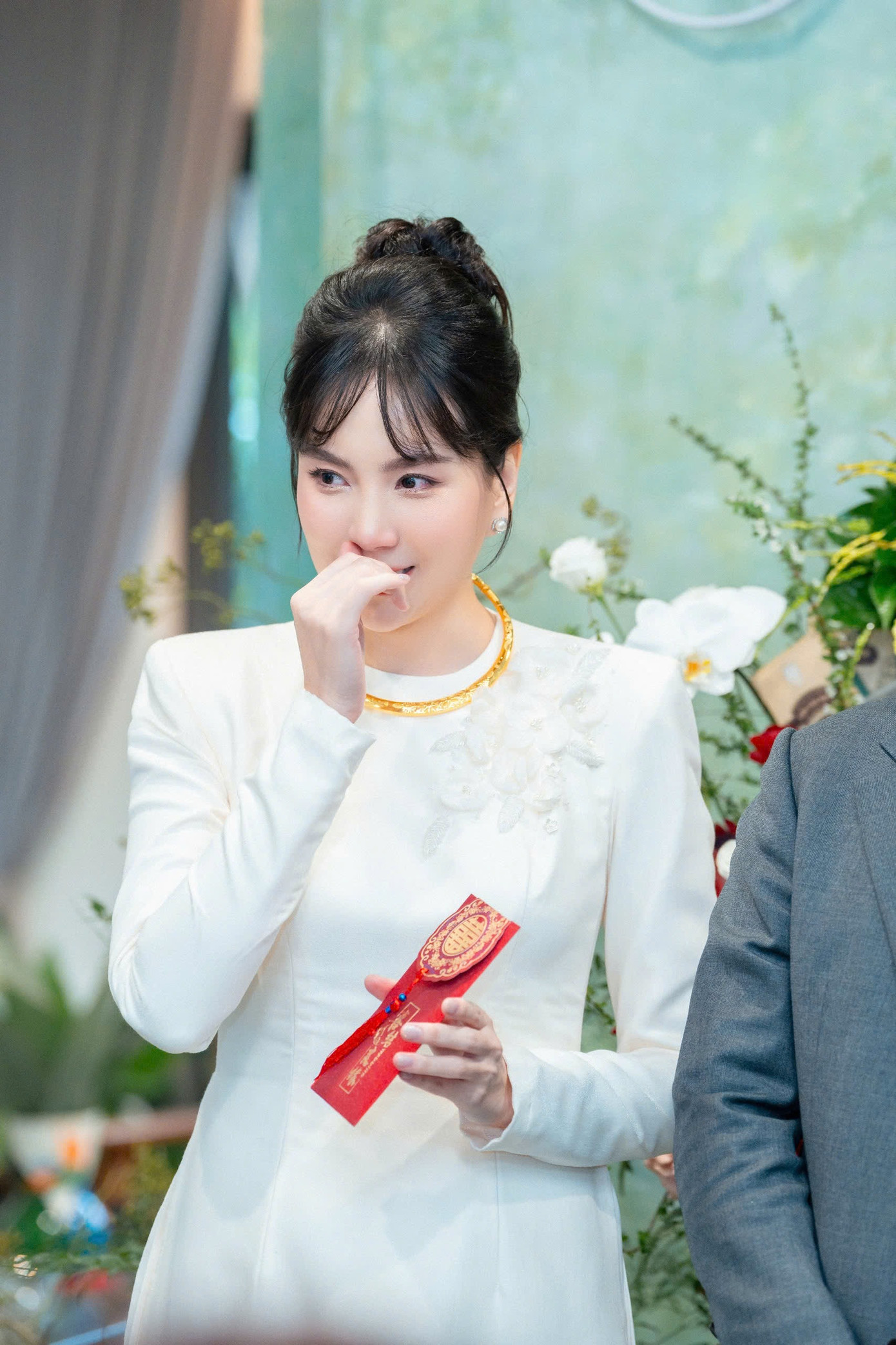 Mai Ngọc xúc động, bật khóc trong lễ dạm ngõ. Sau nhiều sóng gió, người đẹp tìm được hạnh phúc mới bên người chồng thứ hai. “Là người phụ nữ ở độ tuổi U40, trải qua biến cố, tôi muốn giữ nhiều hơn sự riêng tư trong chuyện tình cảm. Nên đến hôm nay vừa là sinh nhật vừa là ngày cuối cùng của năm cũ, tôi mới xin phép được chia sẻ niềm vui của mình đến mọi người” - Mai Ngọc chia sẻ sau đám cưới.