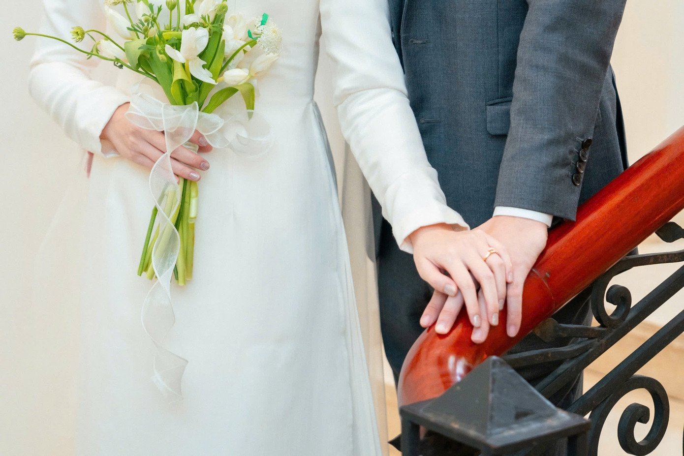 “Tôi nghĩ dù là đàn ông hay phụ nữ, ai cũng mong sẽ có cuộc đời đơn giản, bình dị. Có một người vừa làm bạn, làm người yêu, vừa có thể đồng hành làm tri kỷ. Thời gian luôn vô cùng quý báu với tất cả chúng ta và đặc biệt, đối với tuổi trẻ của người phụ nữ. 35 tuổi, đã đến lúc để tôi viết chương mới của cuộc đời. Cảm ơn 2024 vì những điều đến sau... dù chờ đợi lâu nhưng hoàn toàn xứng đáng”, cô chia sẻ thêm.