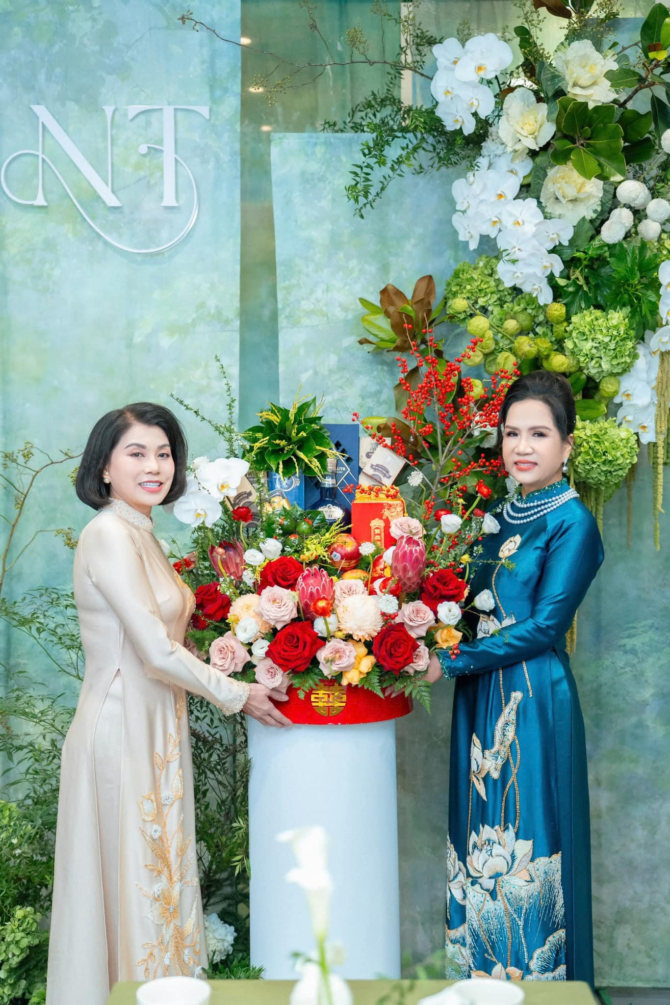 Mai Ngọc chụp cùng mẹ ruột và mẹ chồng trong lễ dạm ngõ. Sính lễ của người đẹp được trang trí lộng lẫy, cầu kỳ. Lễ dạm ngõ của Mai Ngọc diễn ra trong không khí riêng tư, ấm cúng chỉ có sự tham dự của gia đình hai bên cùng bạn bè thân thiết.