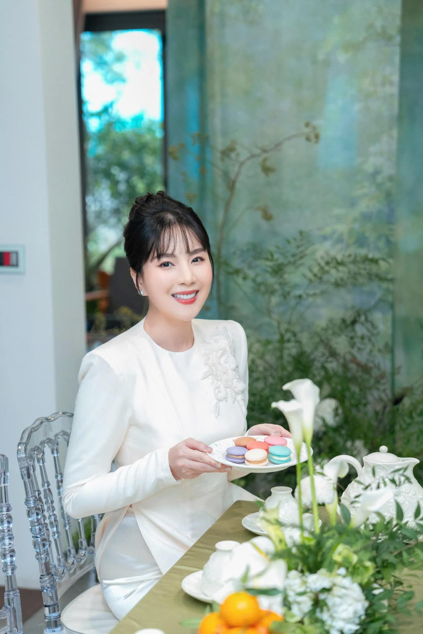 Lễ dạm ngõ của người đẹp được trang trí tông màu trắng, xanh. Trước giờ đón quan khách, người đẹp chỉnh trang lại bàn tiệc, chăm chút từng chi tiết.