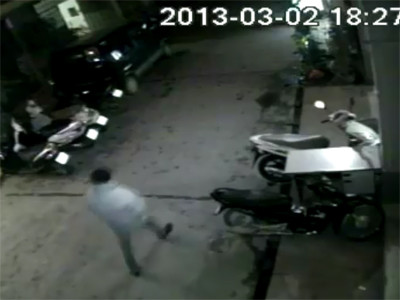 Đối tượng Vinh đi vào trộm xe máy. Đối tượng Vinh đi vào trộm xe máy