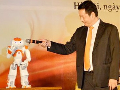 Ông Trương Gia Bình và chú robot Smartoshin, tại đại hội cổ đông của FPT diễn ra hôm 6/4 vừa qua
