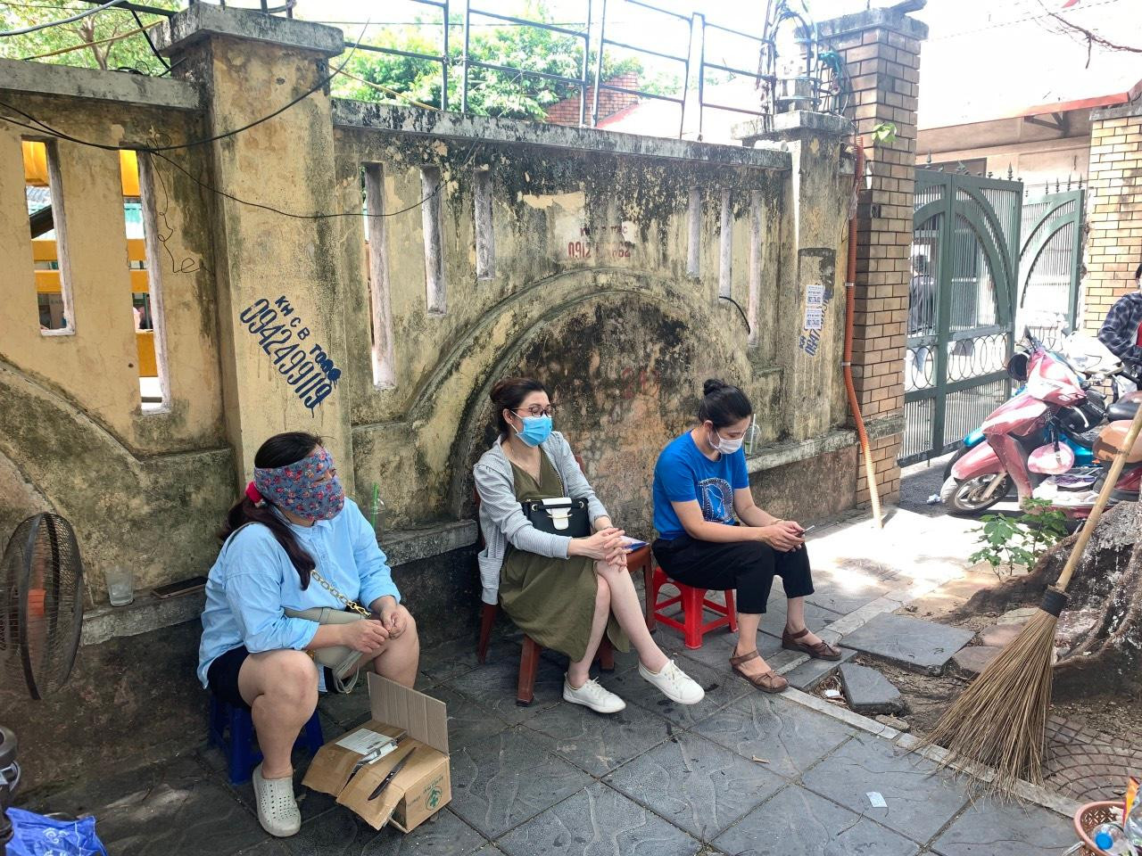 Đợi chờ trong cái nắng như thiêu như đốt của Hà Nội