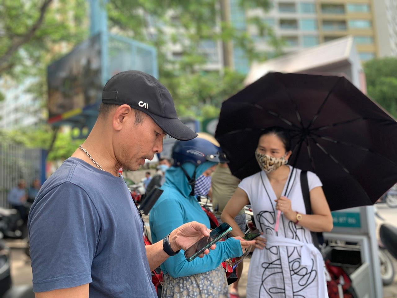 Con đi thi cha mẹ cũng lo theo