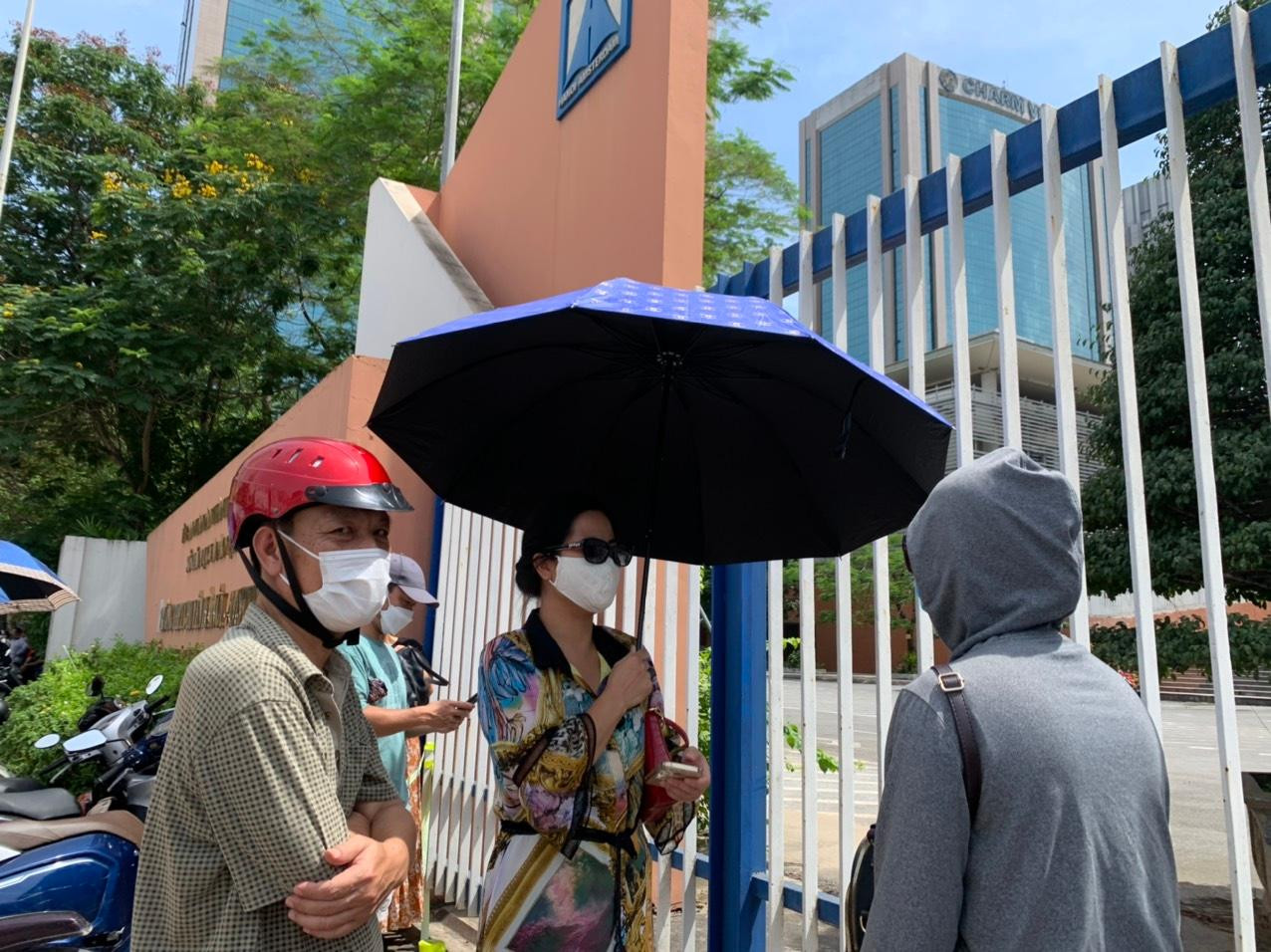 Sau khi các con vào phòng thi, nhiều phụ huynh vẫn chầu chực ở cổng trường. "Sáng nay, vợ chồng tôi dậy từ 5h để đưa con đi thi. Bây giờ có về nhà thì cũng đứng ngồi không yên nên chúng tôi quyết định đứng ở vỉa hè trước cổng trường chờ đợi con hoàn tất bài thi môn Ngữ văn"- chị Mai ở Mỗ Lao, Hà Nội chia sẻ