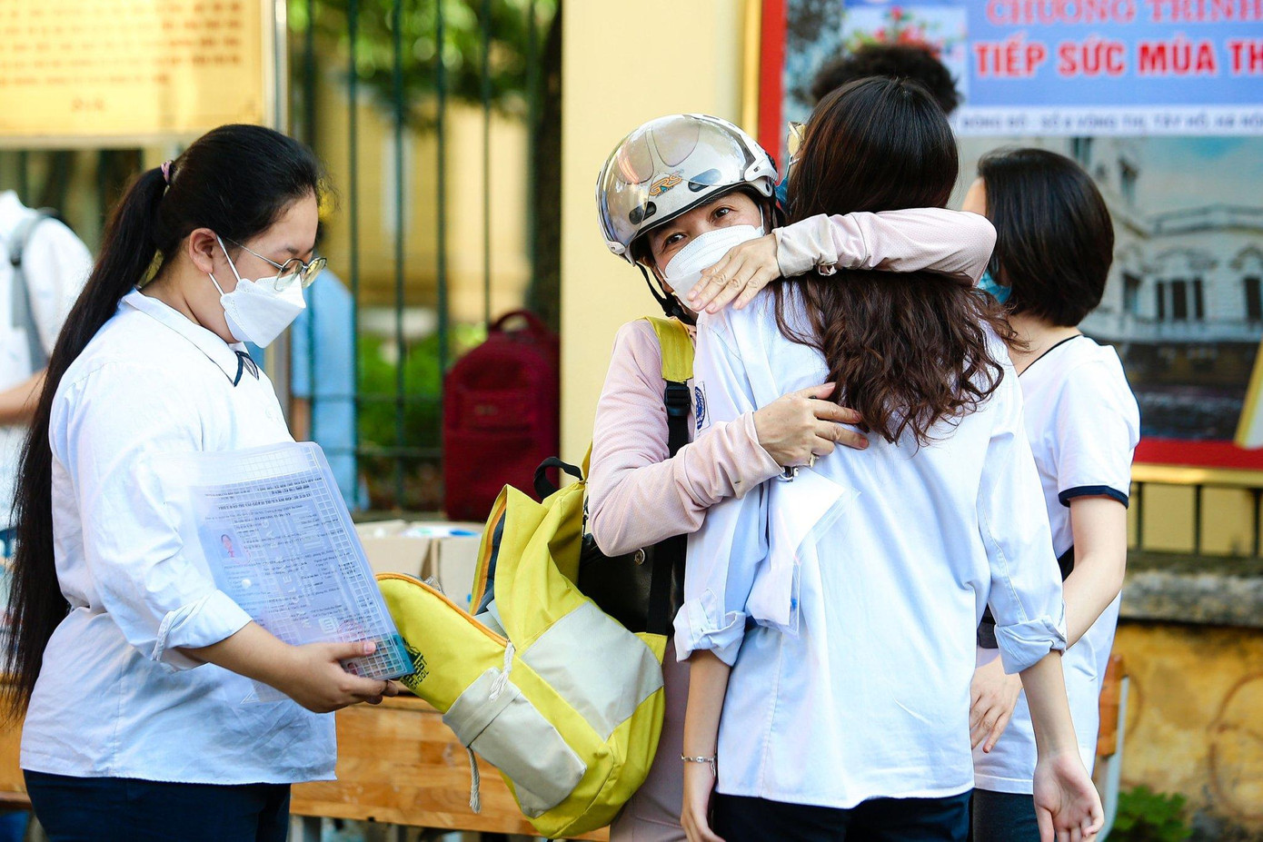 Xin dành điều tốt đẹp nhất đến những sĩ tử và phụ huynh của họ trong kì thi này. Có thể các bạn đạt kết quả cao hoặc không như ý muốn. Xin được chia sẻ câu chuyện của một bà mẹ vốn là nhà hoạt động xã hội ở Hà Nội. Bà chia sẻ rằng, con bà sắp thi vào lớp 10 và con "học cực giỏi". Nhưng mấy tháng nay bà phải nghỉ làm để ở bên con. Bà nói, con bà đến thời điểm sắp thi - con trai như "con chip bị lỗi toàn tập". Bà mẹ nói, chắc phải khi con thi xong, lúc đó mới có thể quay lại công việc. Việc các bạn làm bài hết sức, kết quả có như thế nào cha mẹ cũng vẫn sẽ chấp nhận bởi họ hiểu hết những áp lực vô hình trong suốt hành trình sát canh cánh bên con.