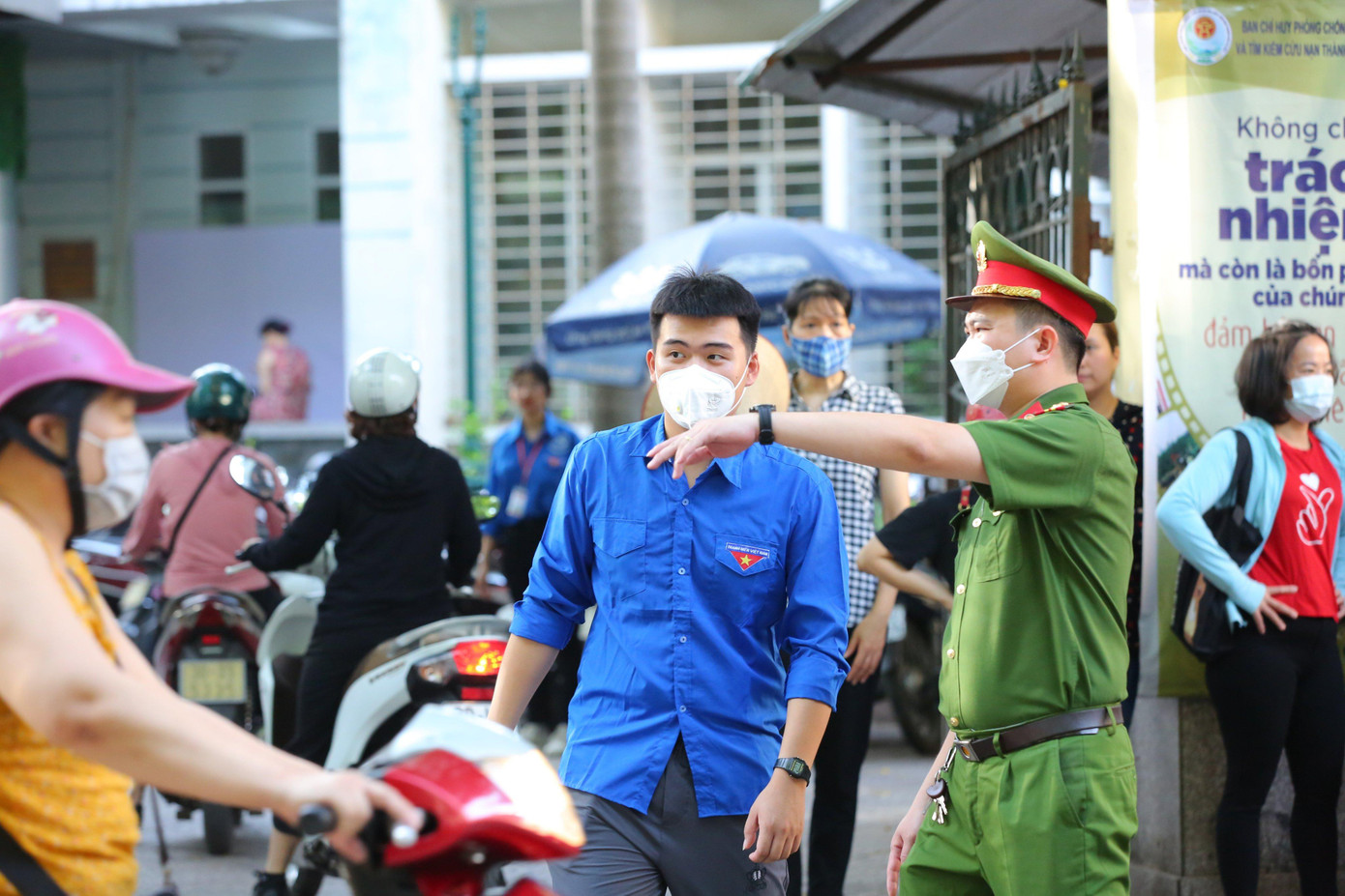 Thanh niên tình nguyện cùng lực lượng công an hỗ trợ thí sinh Thủ đô