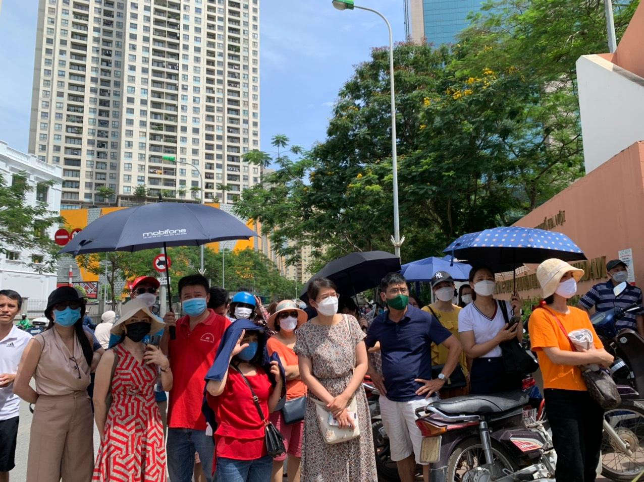 Theo Sở GD&amp;ĐT Hà Nội, kỳ thi vào lớp 10 công lập năm nay sẽ diễn ra vào ngày 18-19/6. Hơn 106.000 học sinh đăng ký dự thi, trong khi chỉ tiêu tuyển sinh chỉ có 69.000.