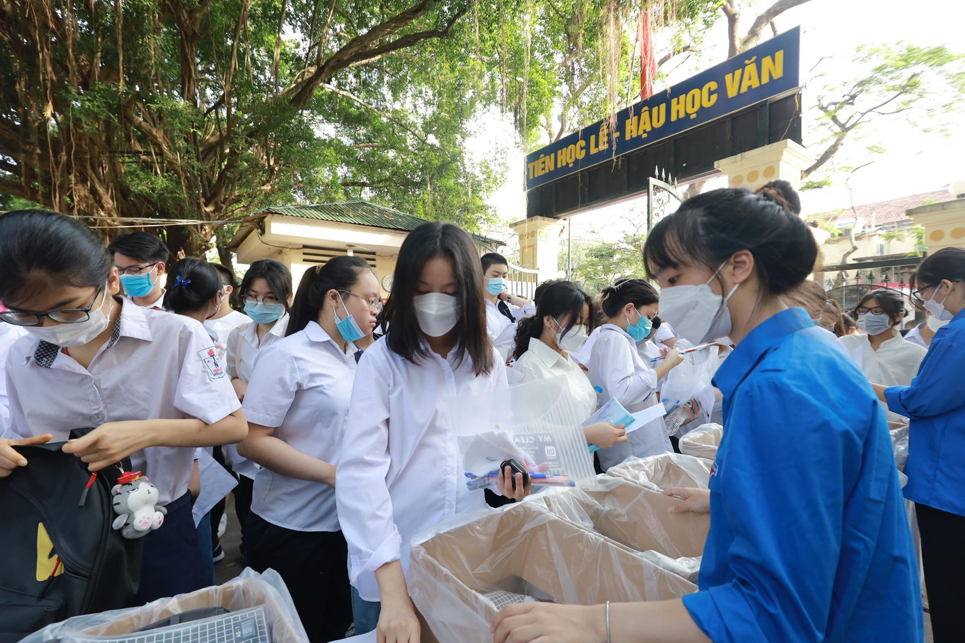 Hỗ trợ thí sinh gửi đồ dùng theo quy định, che ô cho thí sinh; phát nước, khẩu trang khi thí sinh cần...
