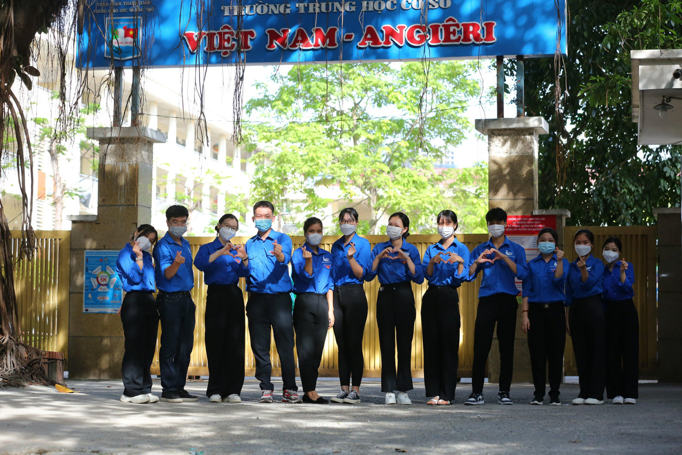 Tình nguyện viên giúp đỡ thí sinh tại điểm thi THCS Việt Nam-Angieri sáng 18/6.