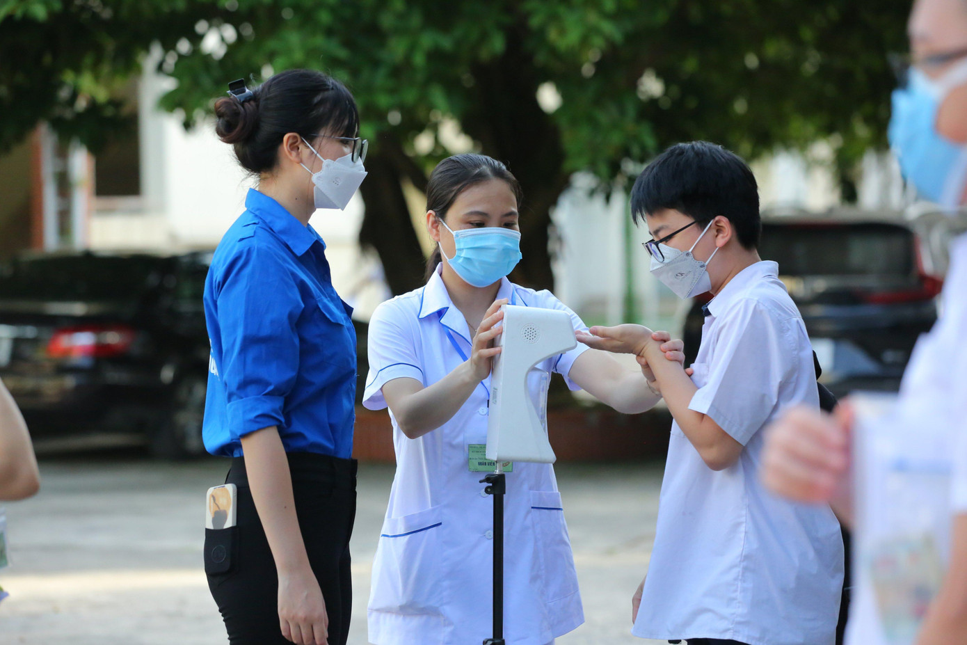 Đội ngũ thanh niên tình nguyện được chia thành các nhóm, thực hiện những phần việc khác nhau như: Đo nhiệt độ; hướng dẫn đường lên phòng thi; hướng dẫn, phân luồng giao thông các tuyến đường, nút giao thông tại điểm thi và khu vực xung quanh điểm thi.