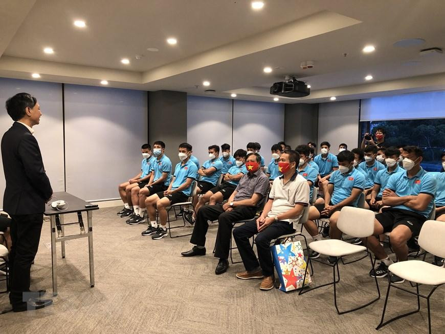 Đại sứ Nguyễn Tất Thành bày tỏ niềm vui và vinh dự được đến gặp huấn luyện viên trưởng Park Hang-seo và các cầu thủ đội tuyển, đồng thời khẳng định bóng đá là môn thể thao luôn được người dân Việt Nam quan tâm và theo dõi. (Nguồn: TTXVN phát)