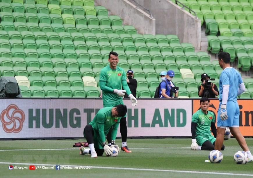 Các thủ môn tập luyện. (Ảnh: TTXVN phát)