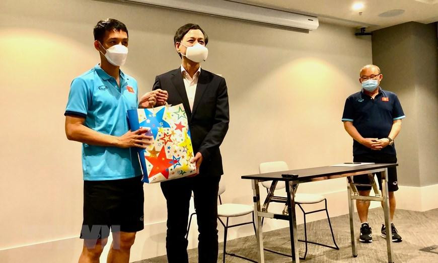 Đại sứ Nguyễn Tất Thành đã trao quà cho toàn thể đội bóng. (Nguồn: TTXVN phát)