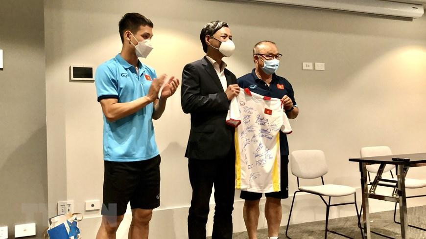 Đội tuyển tặng Đại sứ một chiếc áo thi đấu có chữ ký của toàn thể đội. (Nguồn: TTXVN phát)