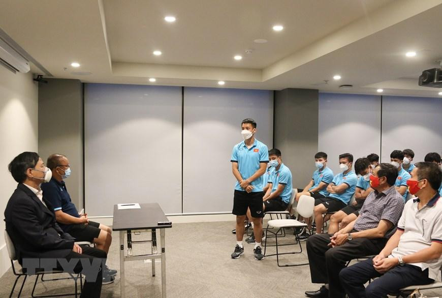 Đại sứ Nguyễn Tất Thành chúc các cầu thủ sẽ có một trận đấu xuất sắc với đội chủ nhà Australia vào ngày 27/1, với tinh thần thể thao và kỷ luật cao, đáp ứng sự mong mỏi của người dân Việt Nam. (Nguồn: TTXVN phát)