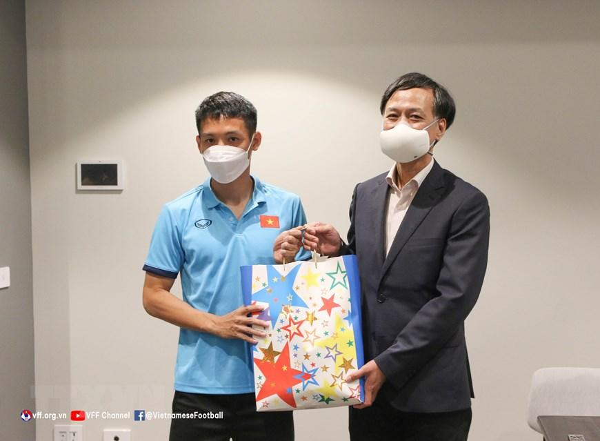 Đại sứ Nguyễn Tất Thành chúc các cầu thủ sẽ có một trận đấu xuất sắc với đội chủ nhà Australia vào ngày 27/1, với tinh thần thể thao và kỷ luật cao, đáp ứng sự mong mỏi của người dân Việt Nam. (Nguồn: TTXVN phát)