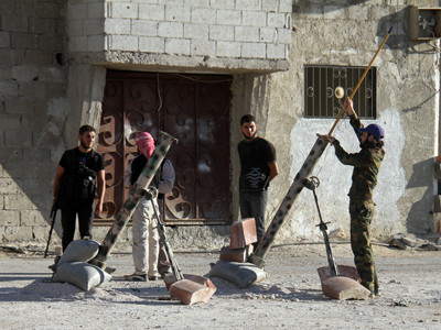 Mỹ đang cân nhắc vũ trang cho lực lượng đối lập ở Syria (trong ảnh: phe nổi dậy chuẩn bị nã đạn cối vào quân chính phủ ở phía nam thủ đô Damascus hôm 10/6). Ảnh: Getty Images