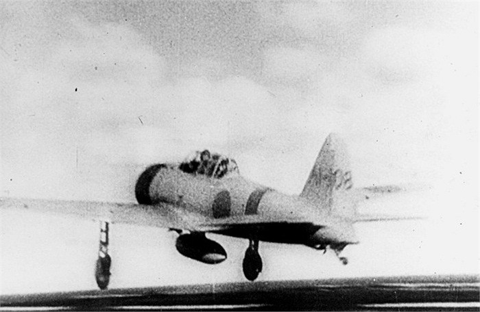 Máy bay chiến đấu 'Số 0' của Hải quân Nhật cất cánh từ tàu sân bay Akagi