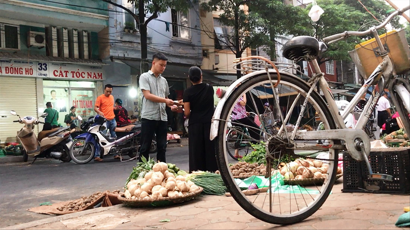 Những khoản thu kỳ lạ ở chợ đầu mối Ngã Tư Sở ảnh 1