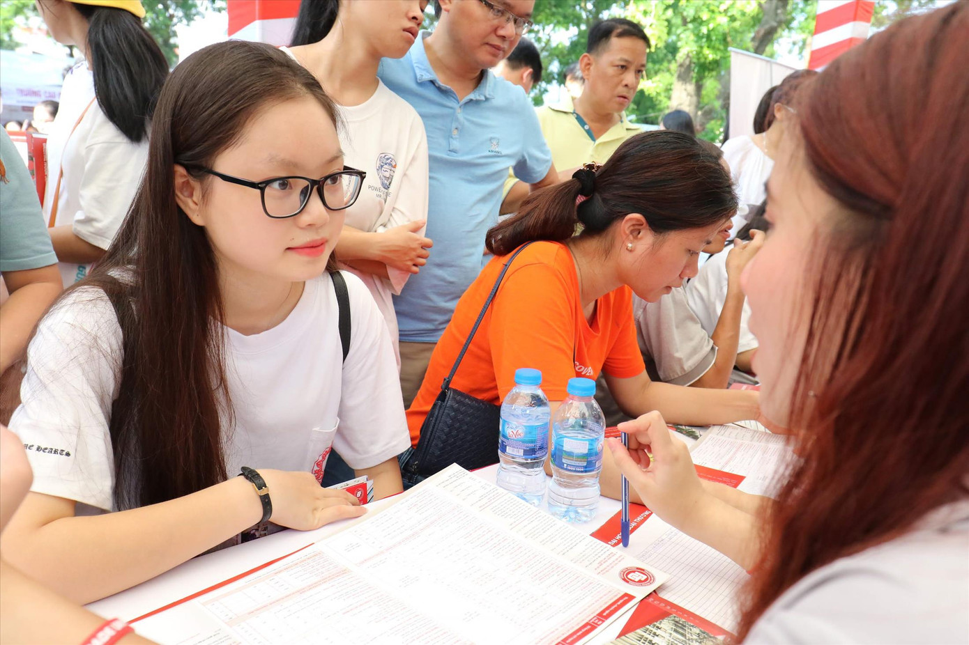 Sách giáo khoa lớp 1 đang được thẩm định như thế nào? ảnh 2