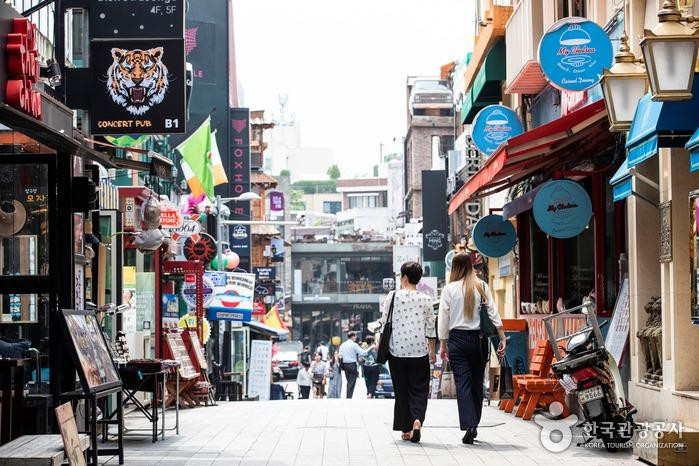 Cảnh sầm uất ở Itaewon. Ảnh: Visit Korea