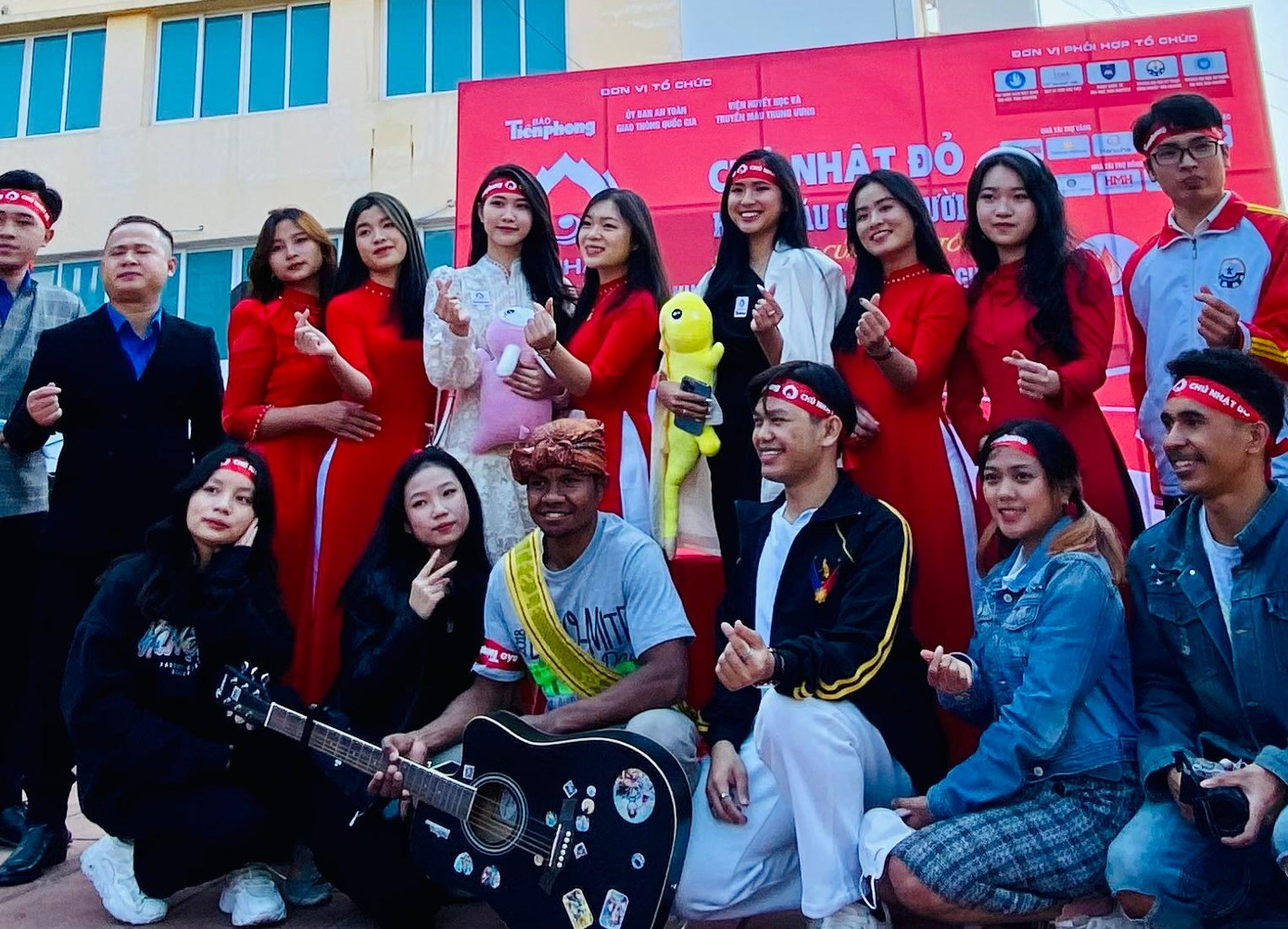 Sinh viên Việt Nam và quốc tế hưởng ứng Chủ nhật Đỏ tại Khoa Quốc tế, Đại học Thái Nguyên. (Ảnh: Lê Xuân Sơn) Sinh viên Việt Nam và quốc tế hưởng ứng Chủ nhật Đỏ tại Khoa Quốc tế, Đại học Thái Nguyên. (Ảnh: Lê Xuân Sơn)