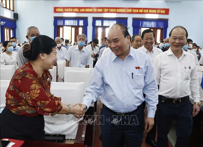 Chủ tịch nước Nguyễn Xuân Phúc với cử tri. Chủ tịch nước Nguyễn Xuân Phúc với cử tri.