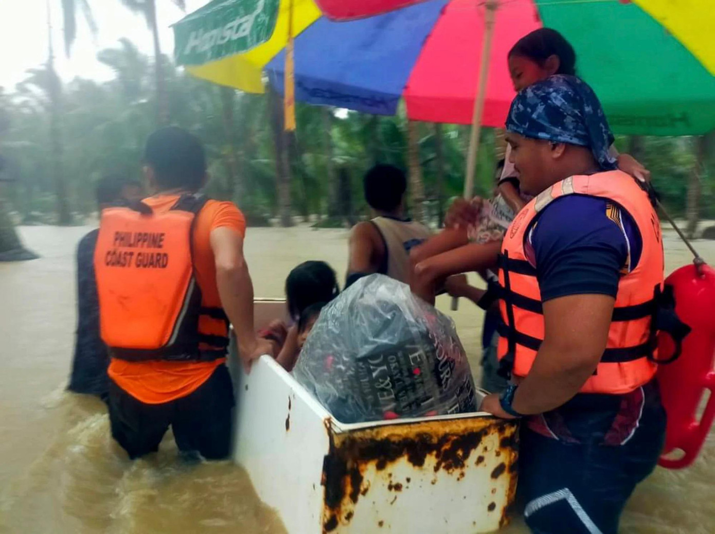 Ngồi trong tủ lạnh "vượt lũ". Ảnh: Reuters Ngồi trong tủ lạnh "vượt lũ". Ảnh: Reuters