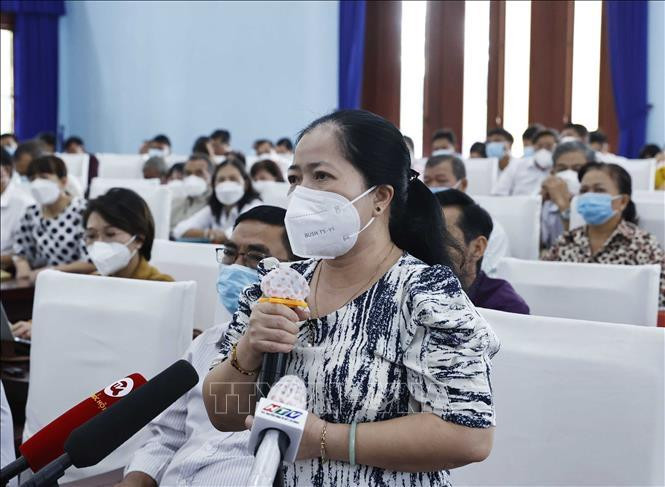 Cử tri Phan Thị Cẩm Nhung, xã Tân Thông Hội phát biểu. Cử tri Phan Thị Cẩm Nhung, xã Tân Thông Hội phát biểu.