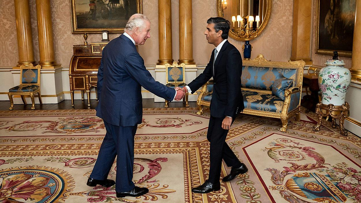 Vua Charles chào đón ông Rishi Sunak tại Cung điện Buckingham ngày 25/10. Ảnh: AP Vua Charles chào đón ông Rishi Sunak tại Cung điện Buckingham ngày 25/10. Ảnh: AP
