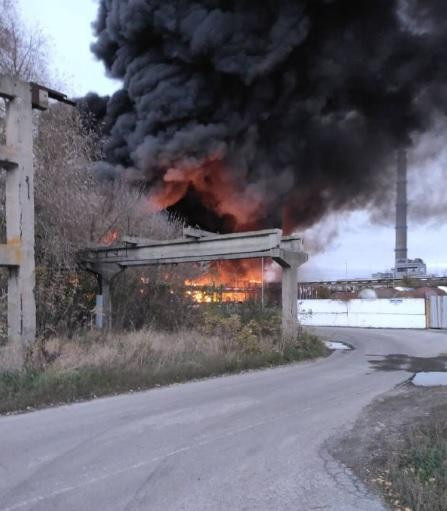 Đám cháy tại khu liên hợp công nghiệp ở Belgorod. Ảnh: Telegram