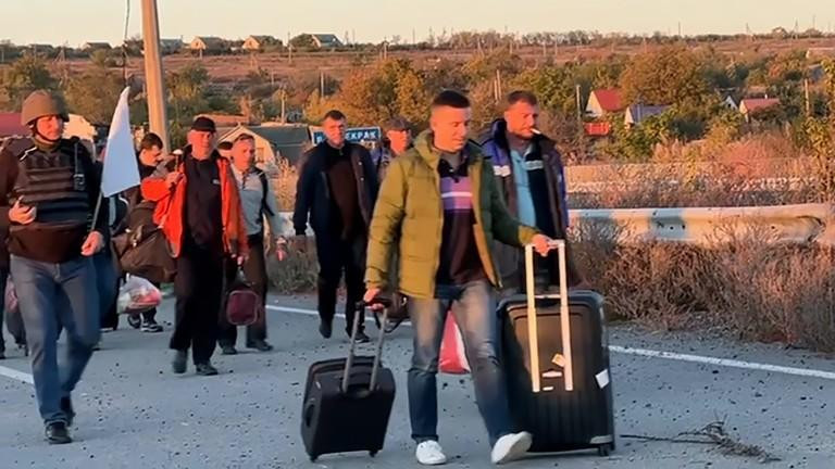 Các thủy thủ Nga về nước hôm 17/10. Ảnh: RT Các thủy thủ Nga về nước hôm 17/10. Ảnh: RT