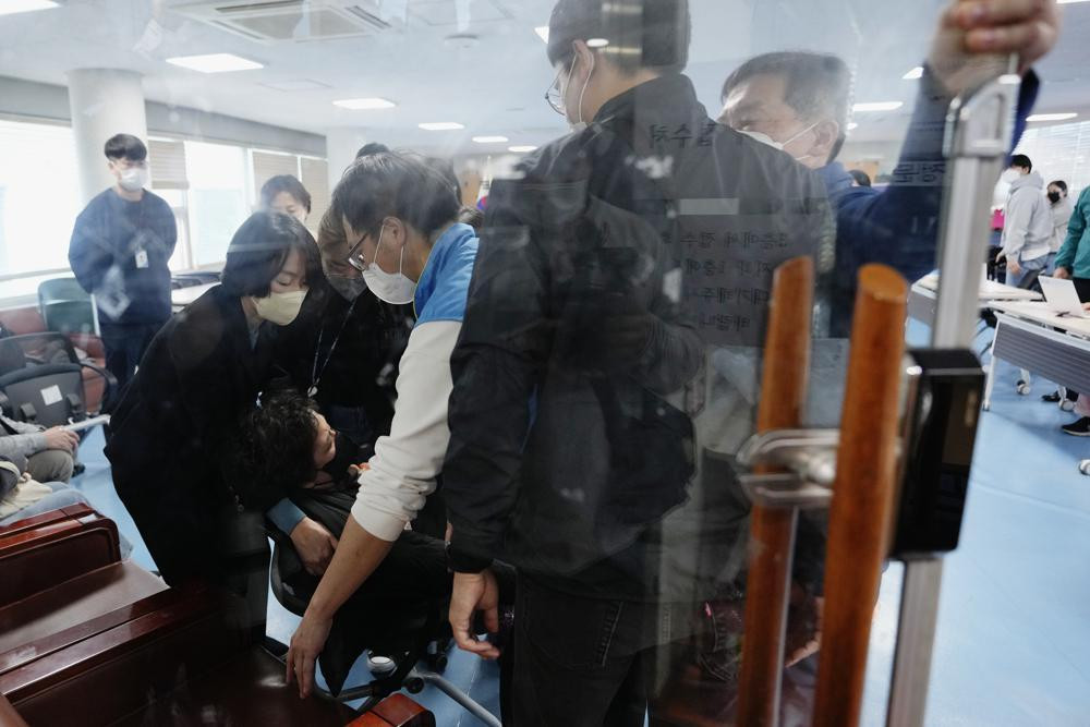 Nhiều người lịm đi vì sốc. Ảnh: AP Nhiều người lịm đi vì sốc. Ảnh: AP