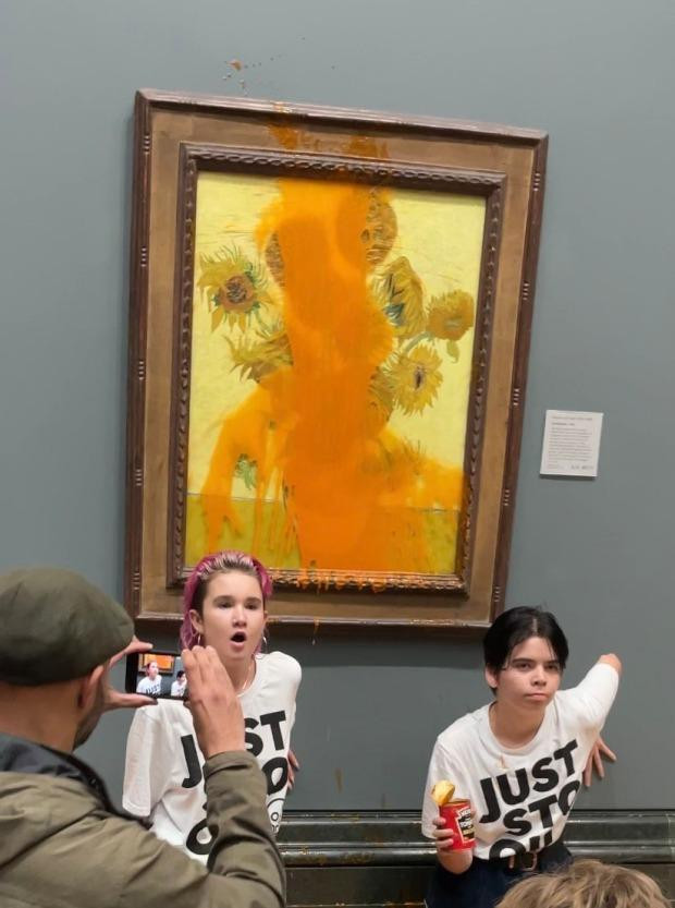 ... rồi tự dán tay mình vào tường.